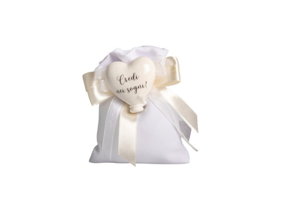 MAGNETE PALLONCINO CUORE PORCELLANA CM.4,5X4,5X2 BIANCO CON 2 FRASI E LACCETTO - C/SACCHETTO