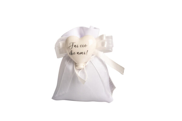 MAGNETE PALLONCINO CUORE PORCELLANA CM.4,5X4,5X2 BIANCO CON 2 FRASI E LACCETTO - C/SACCHETTO - immagine 2